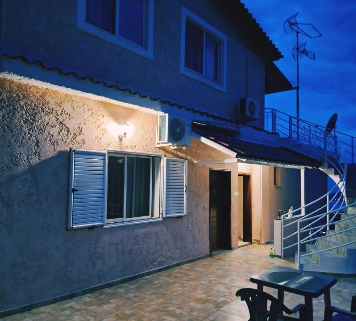 Arthur'S 4Apartments Borsh Homestay